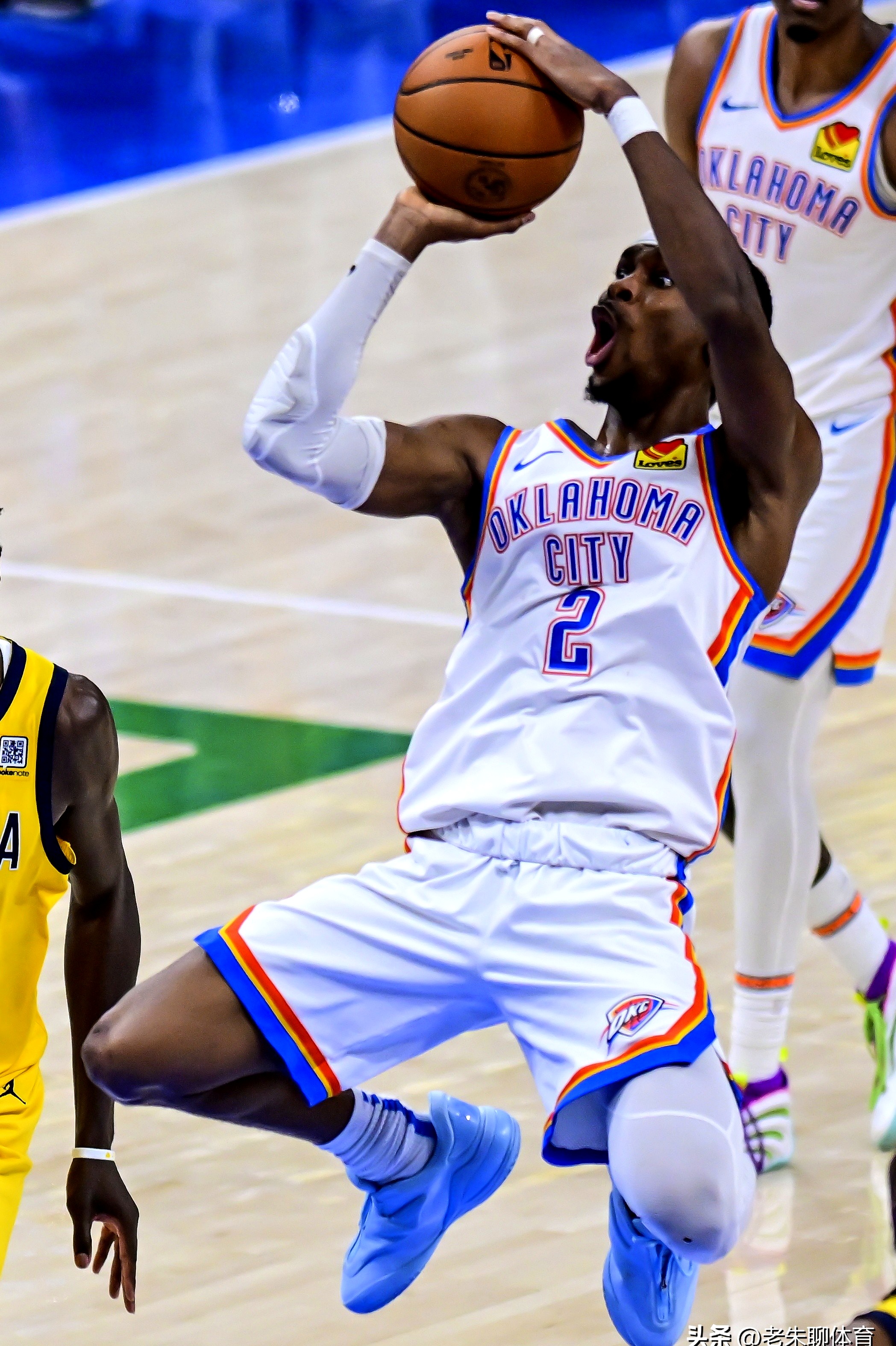 布朗和杜兰特在场上互喷